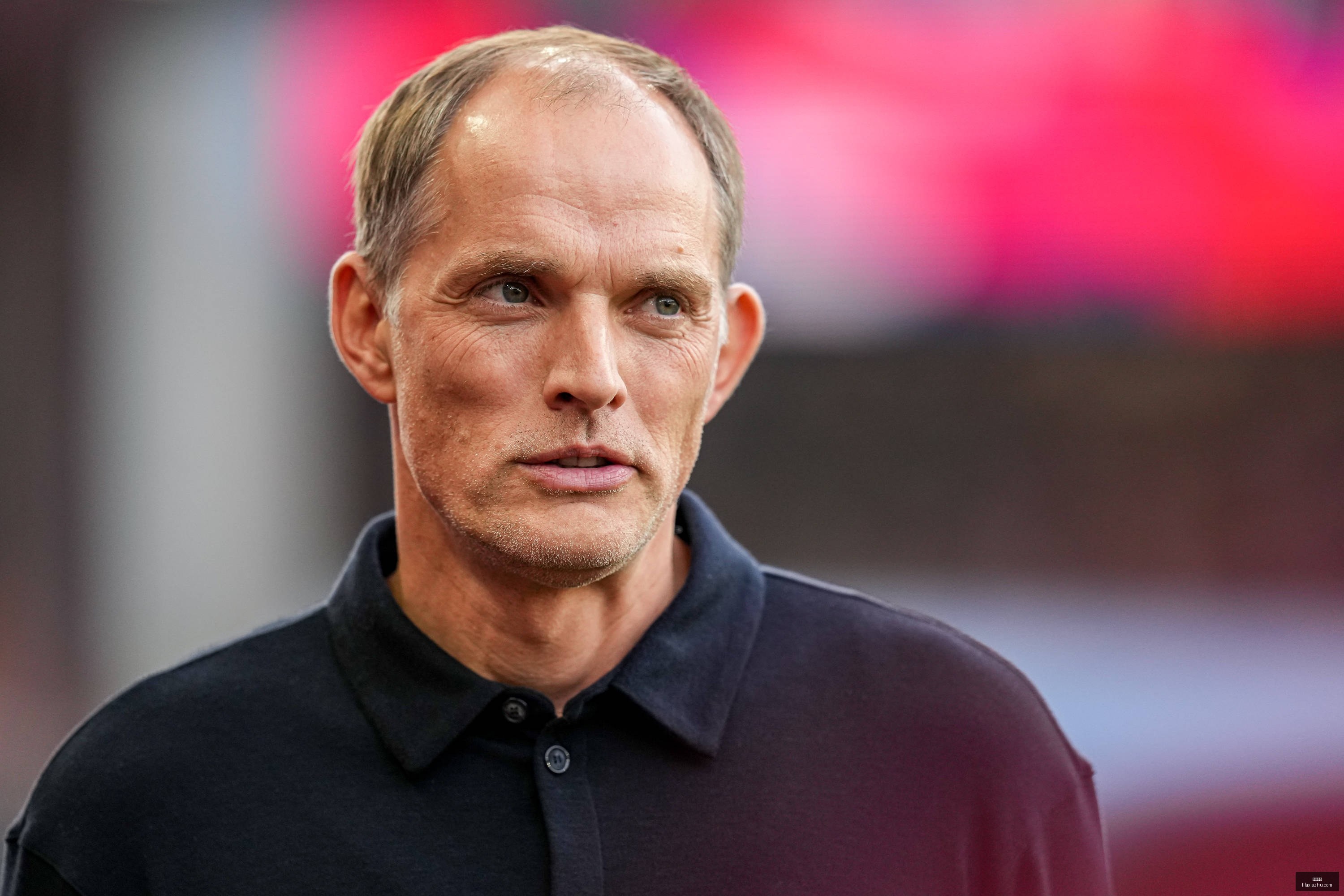 維拉大巴途,遇不幸,玻璃被擊損,足球直播,足球直播平台,足球直播App,足球直播下载